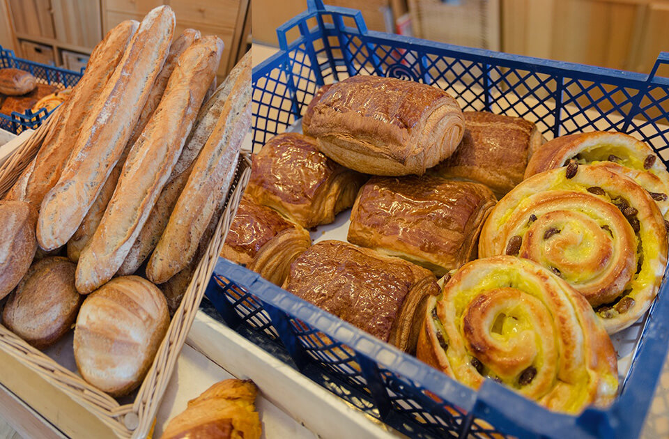 Épicerie et dépôt de pain au camping Pors Peron près de la Pointe du Raz en Bretagne