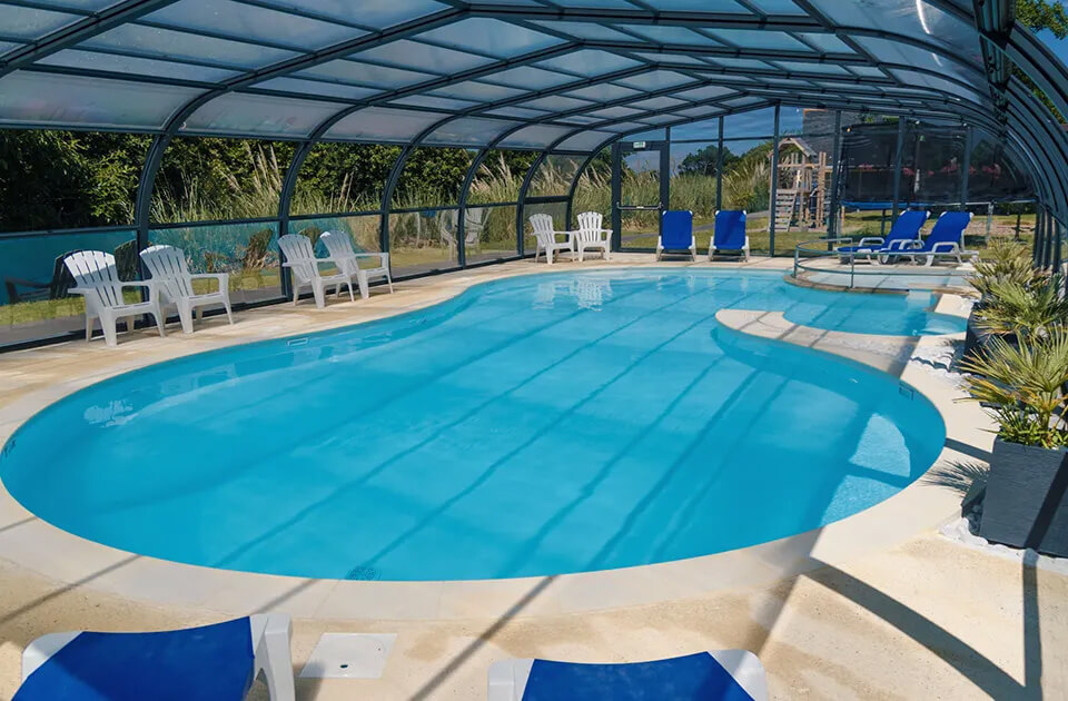 L’espace aquatique couvert 
& chauffé du camping Pors Peron près de la Pointe du Raz en Bretagne
