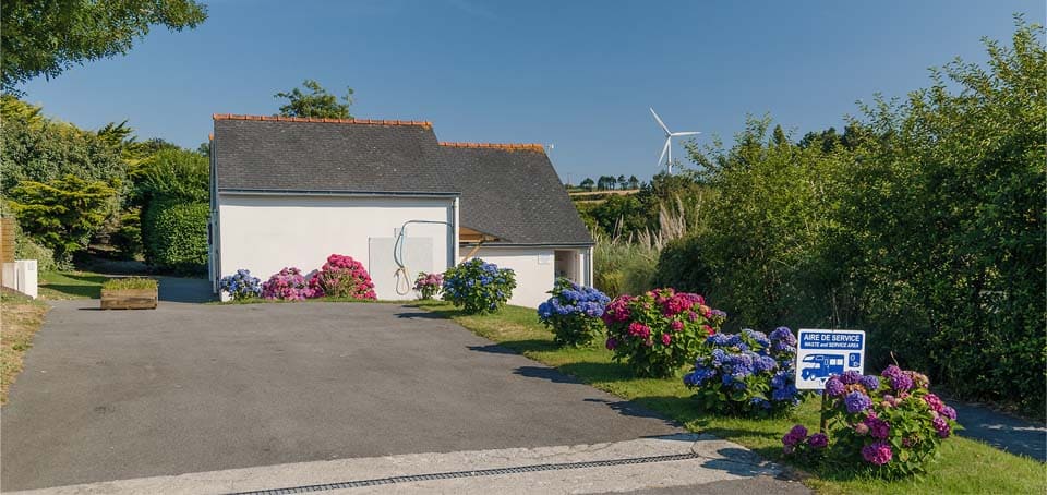 L'aire de service pour camping cariste en Bretagne du camping Pors Peron dans le Finistère