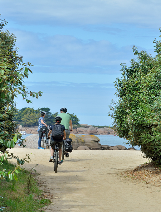 Pendant votre séjour au camping Pors Peron en Bretagne, partez à la découverte à vélo des sentiers côtiers de la Pointe du Raz