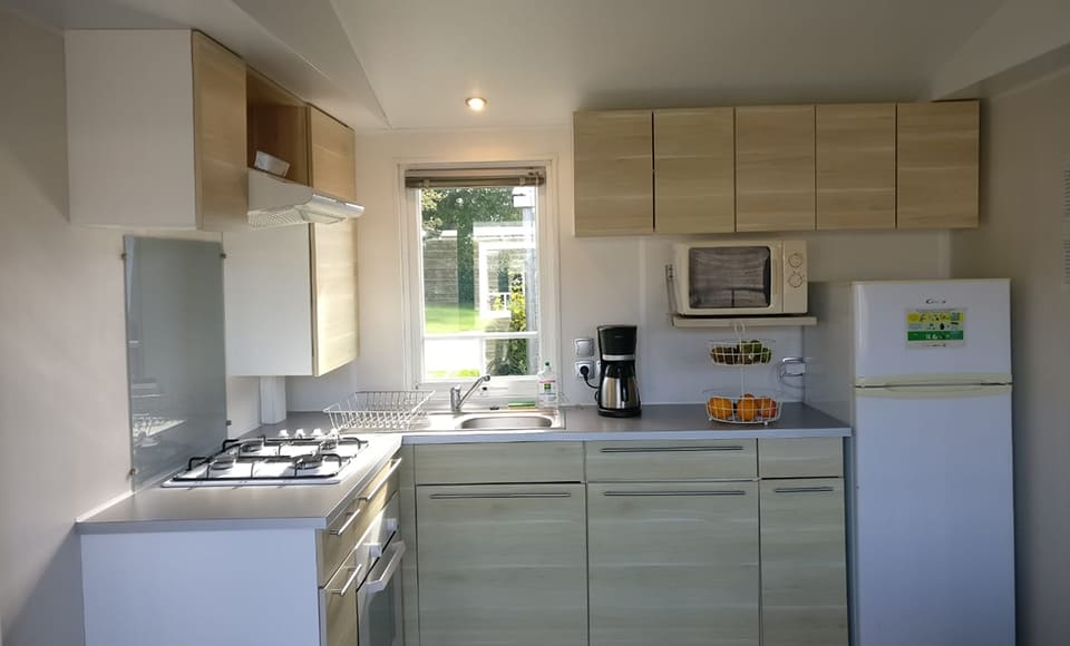 Mobile-home Azur's kitchen  in a holidays rental at campsite Pors Peron in Finistère