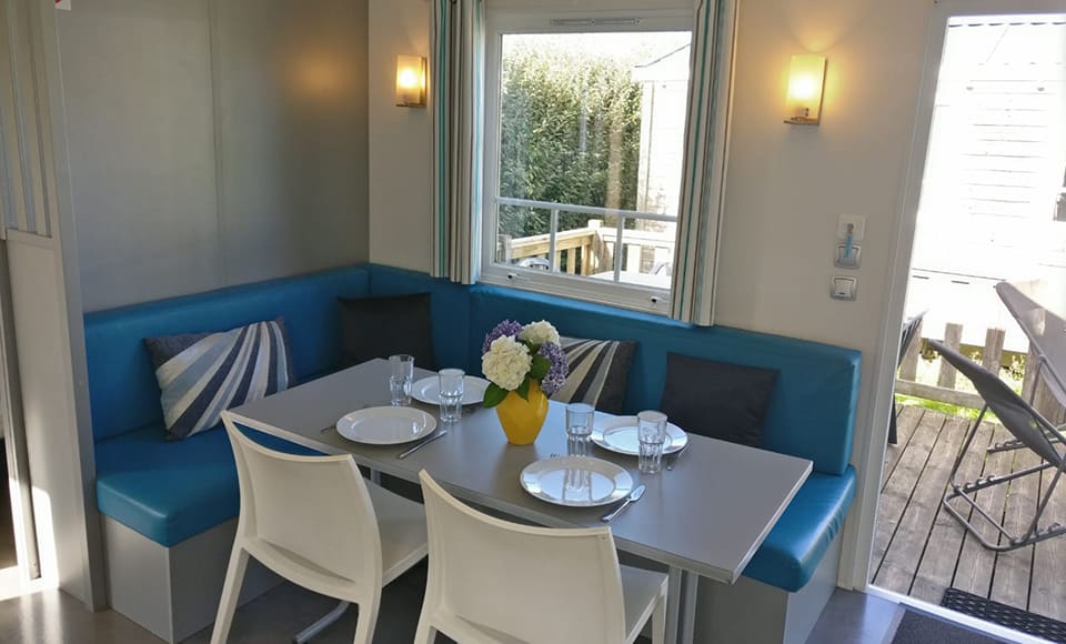 Mobil-home Azur en location vacances dans le Finistère au camping Pors Peron : coin repas