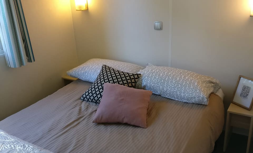 Chambre mobil-home Azur en location hébergement au camping Pors Peron dans le Finistère