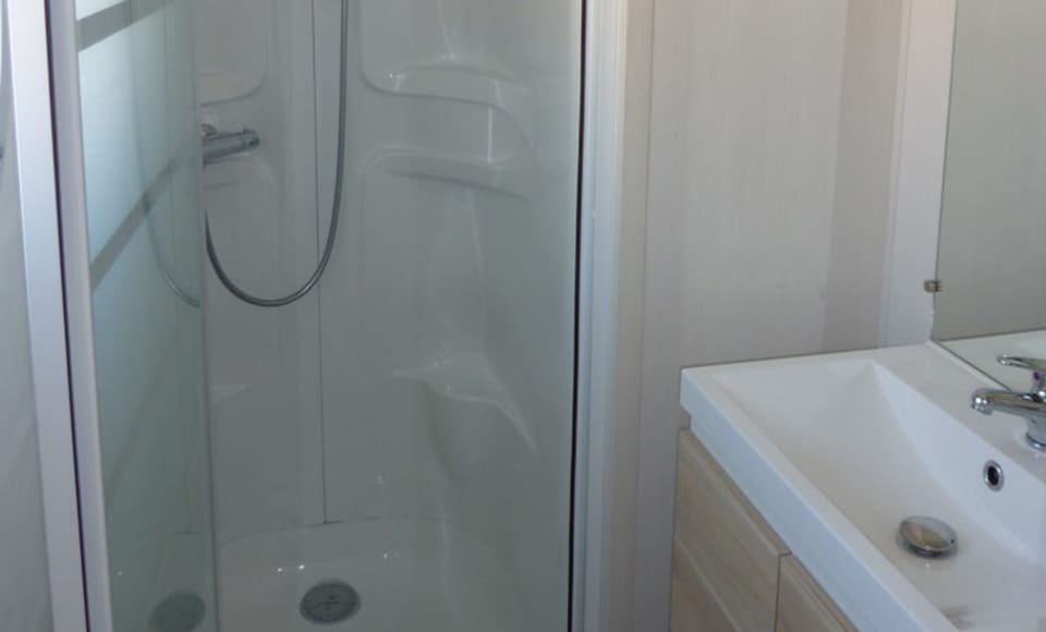 Salle de bain mobil-home Azur : location mobil-home dans le Finistère au camping Pors Peron