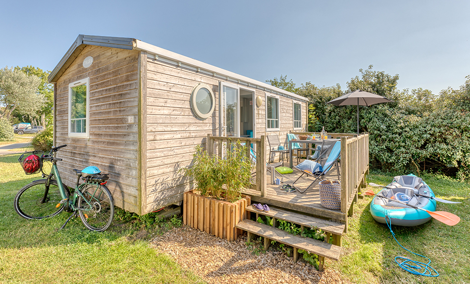 Vue extérieure du mobil-home Azur en hébergement au camping Pors Peron dans le Finistère