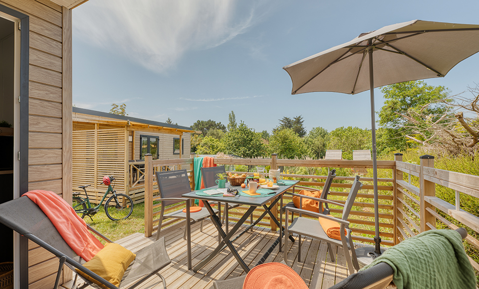 Mobile-home Pacifique's dinningroom : mobile-home's rental in Finistère at campsite Pors Peron