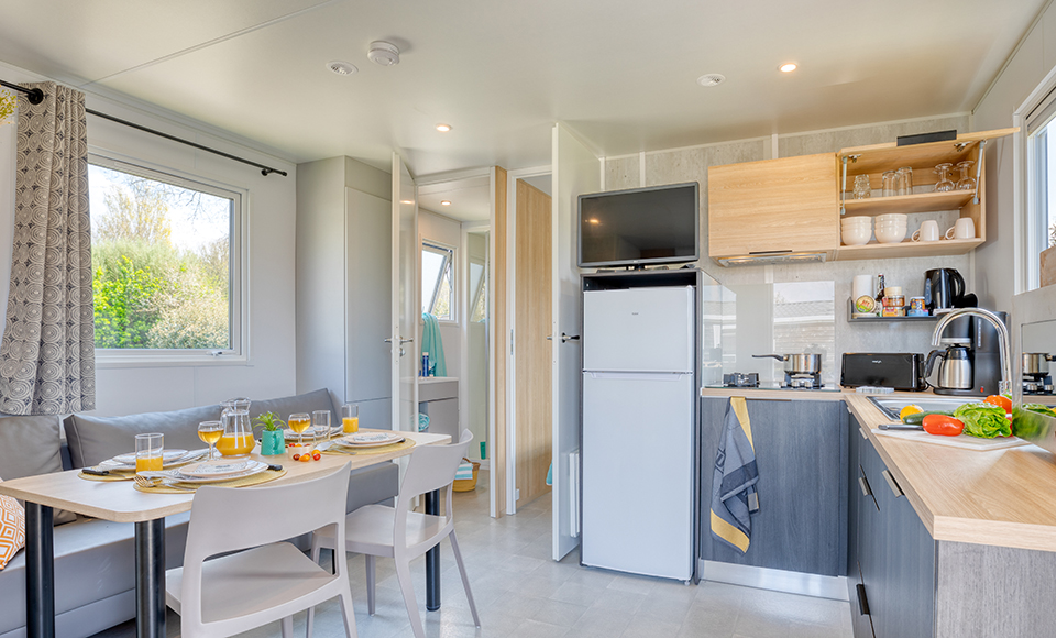 Mobile-home Pacifique's kitchen provides at campsite Pors Peron in Finistère