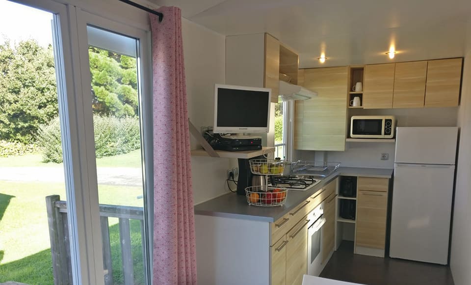 Kitchen in mobile-home Rosier to rent at campsite Pors Peron in Finistère