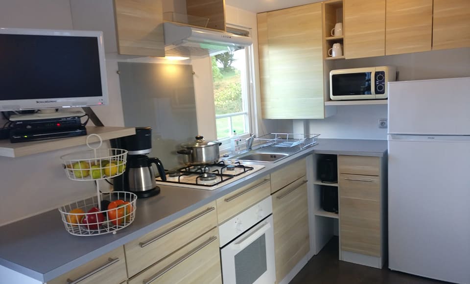 Location mobil-home en Bretagne : la cuisine du mobil-home Rosier