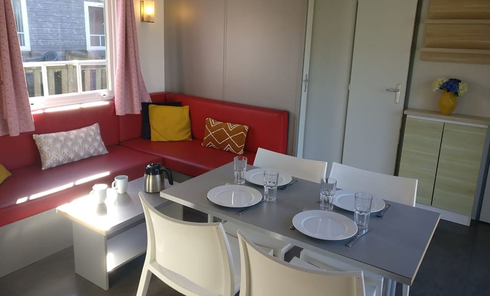 Location mobil-home dans le Finistère : le coin repas du mobil-home Rosier