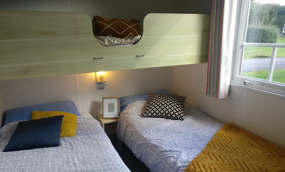 Chambre du mobil-home Rosier en location au camping Pors Peron dans le Finistère
