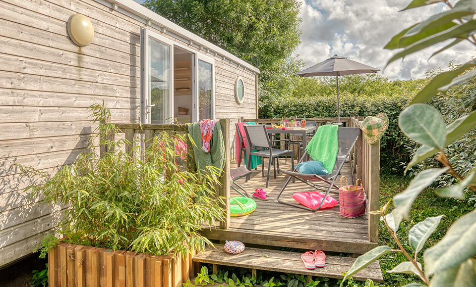 Vue du mobil-home Rosier en location au camping Pors Peron en Bretagne