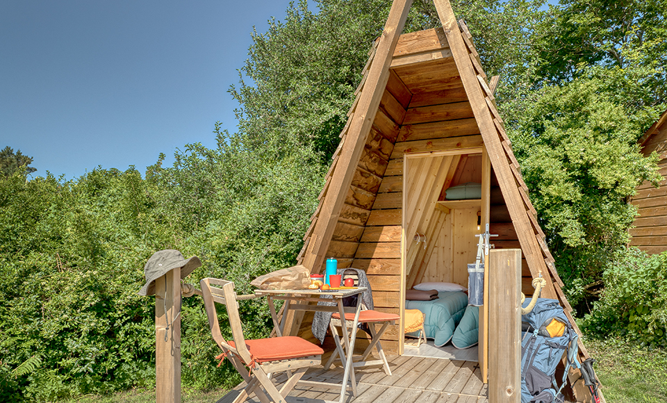 Vue extérieure d’hébergement Rando Cabane, au camping Pors Peron dans le Finistère 
