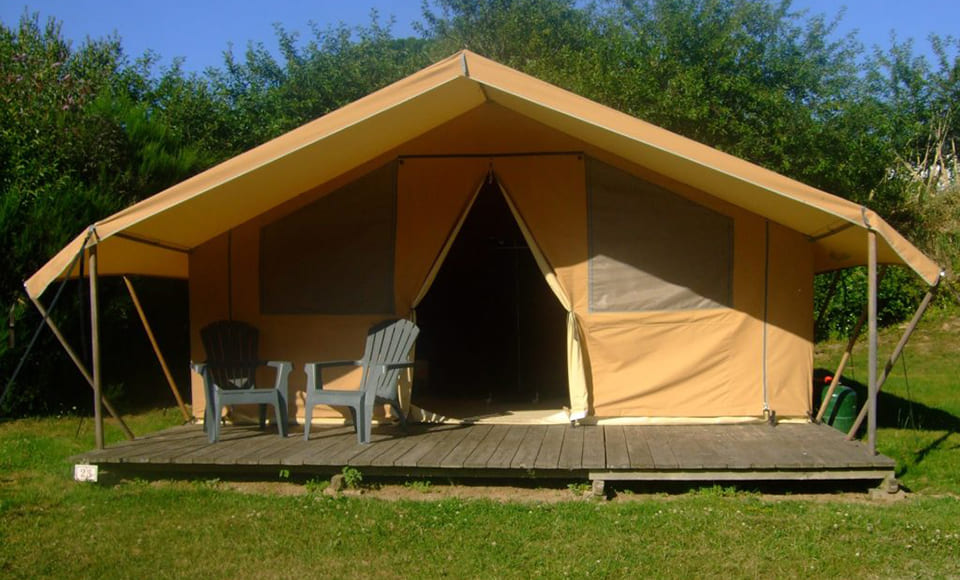 Terrasse en bois du mobil-home Tente lodge en location vacances en Bretagne au camping Pors Peron
