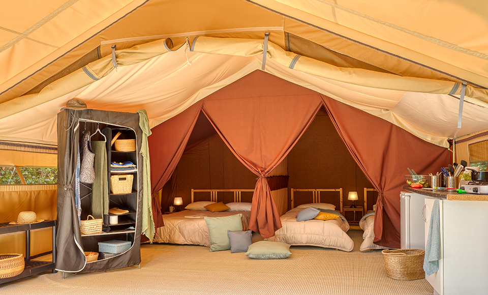Vue intérieure du mobil-home Tente lodge en hébergement au camping Pors Peron dans le Finistère