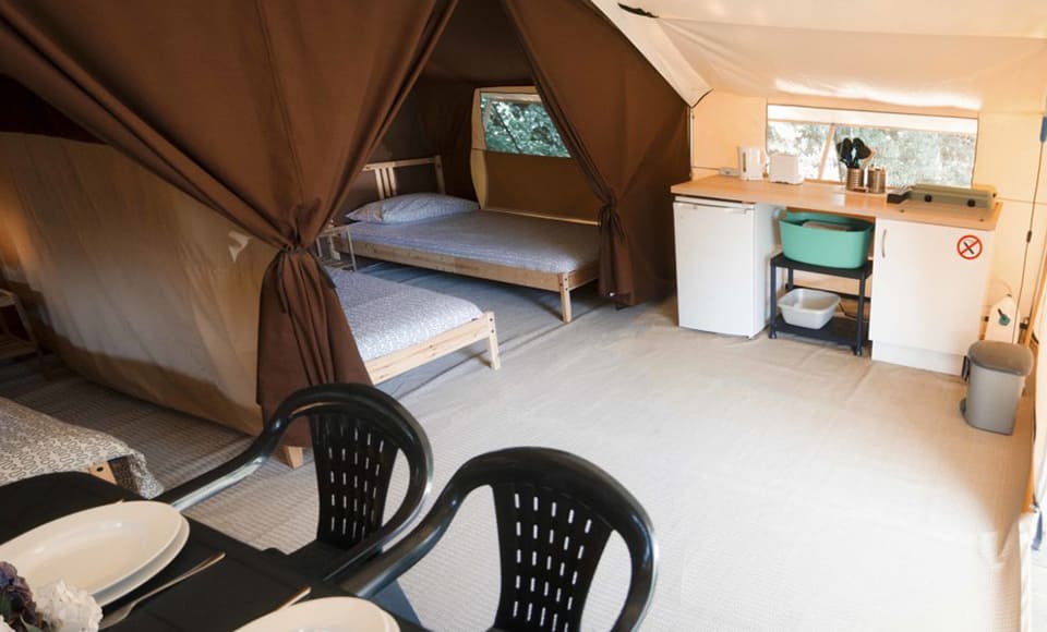 Mobil-home Tente lodge en location vacances dans le Finistère au camping Pors Peron : coin cuisine
