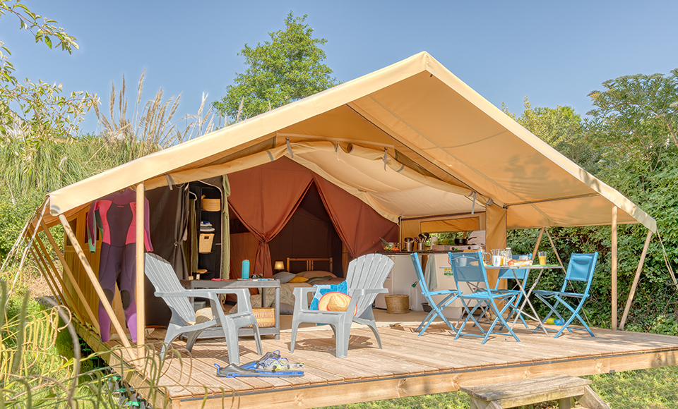 Vue extérieure du mobil-home Tente lodge en location vacances dans le Finistère au camping Pors Peron