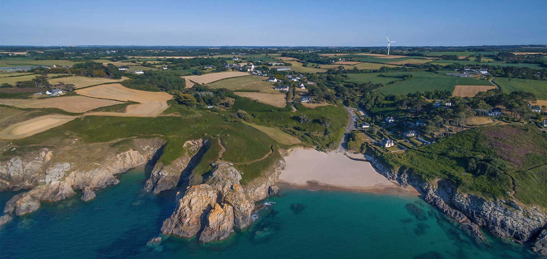 Vue de la péninsule du Cap Sizun en Bretagne occidentale ou est situé le camping Pors Peron dans le Finistère