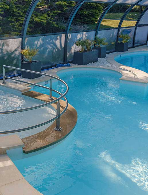 Jacuzzi et paddling pool heated pool at campsite Pors Peron in Brittany