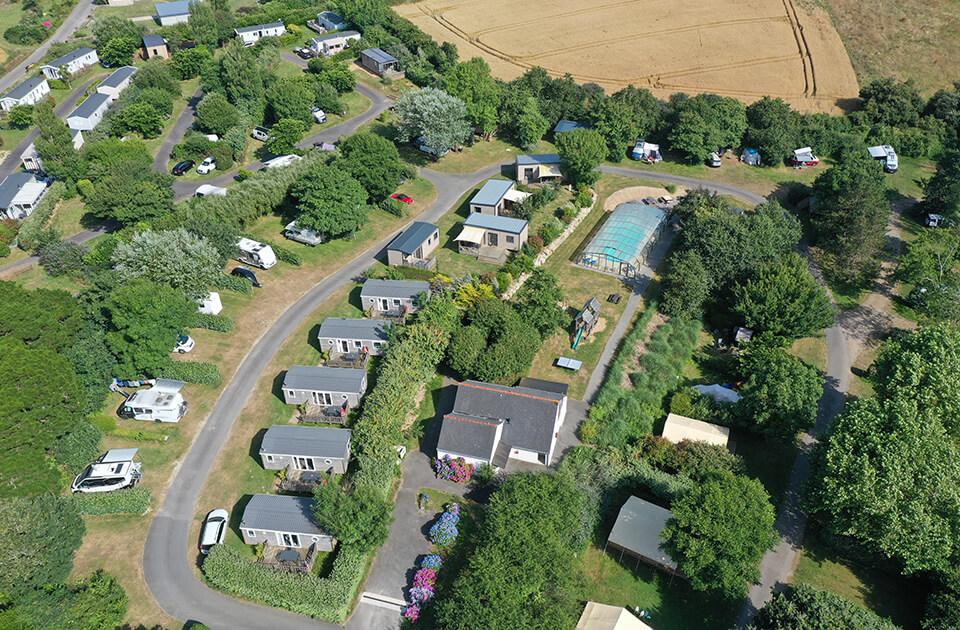 Vue aérienne du camping Pors Peron en Bretagne dans le Finistère Sud à Cap Sizun