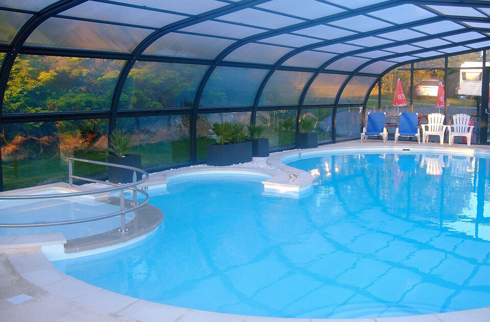 La piscine couverte et chauffée du Camping Pors Peron près de Douarnenez