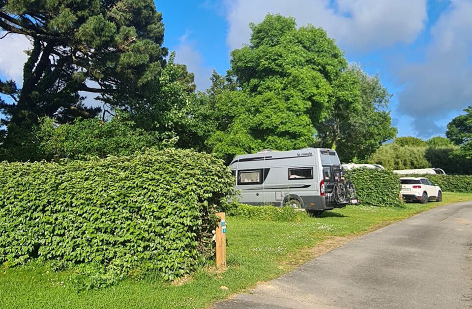 Emplacement de camping avec électricité pour camping-car dans le Finistère Sud au camping Pors Peron, camping en Bretagne