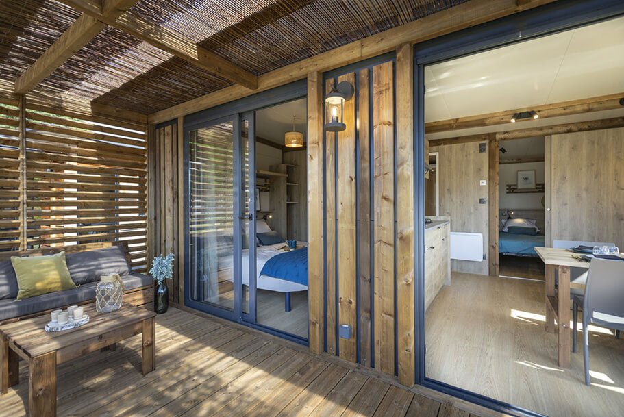 Die Terrasse des Bermuda-Chalets zur Miete auf dem Campingplatz Pors Perón, einem Campingplatz im Süden Finistères