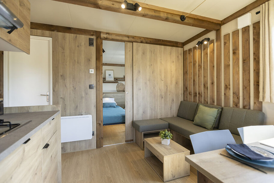 Aufenthaltsbereich und Schlafzimmer des Bermuda-Chalets zu mieten auf dem Campingplatz Pors Perón, Campingplatz in der Bretagne