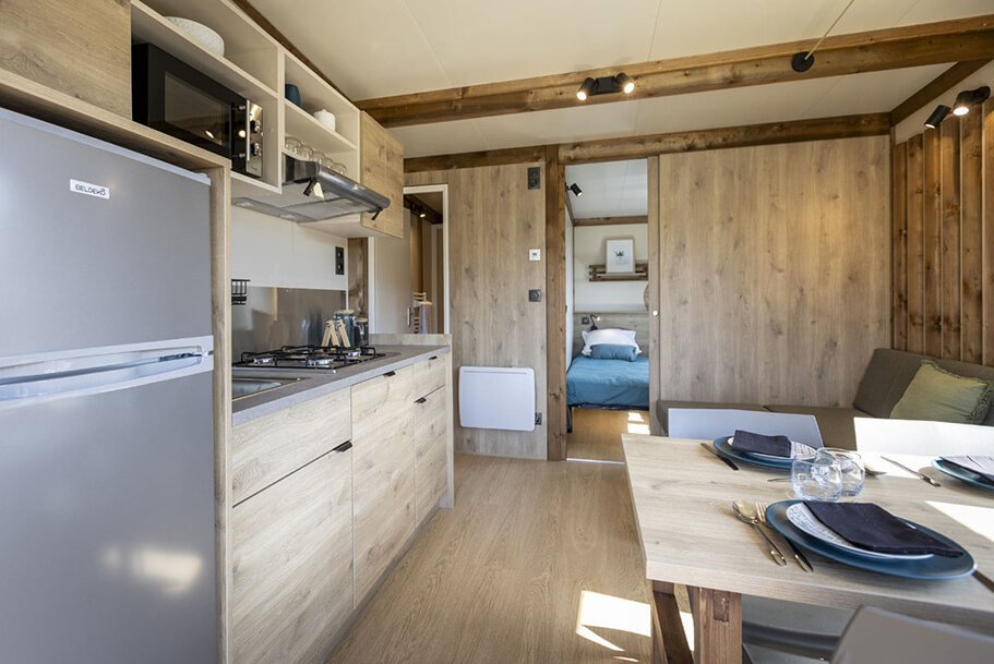 Küchenbereich und Loungebereich des Bermuda-Chalets zu mieten auf dem Pors Perón-Campingplatz, Campingplatz im südlichen Finistère