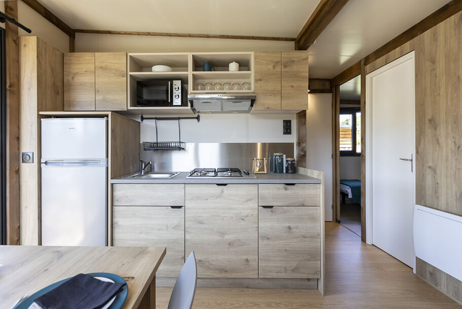 Küchenbereich des Bermuda-Chalets zur Miete auf dem Campingplatz Pors Perón, Campingplatz in der Bretagne