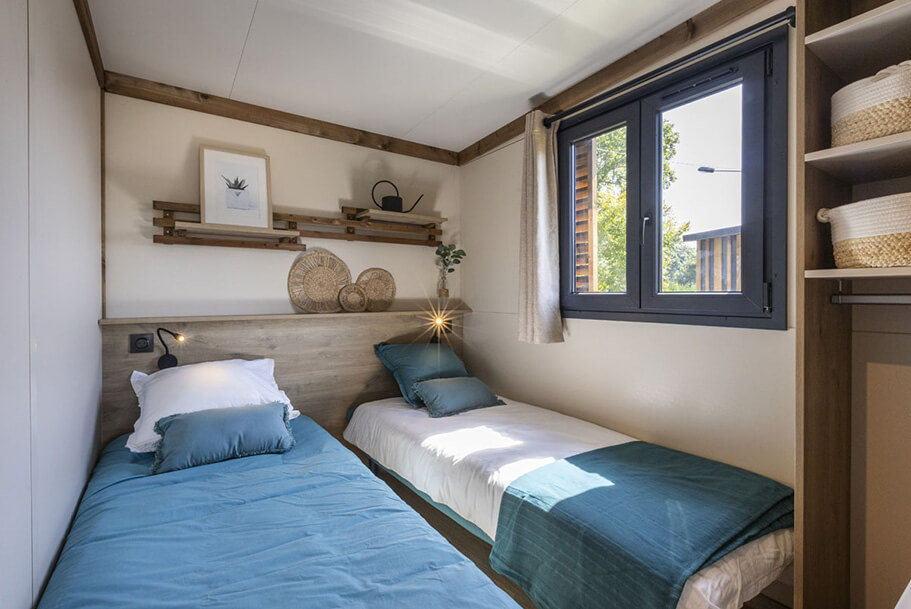 Zimmer mit 2 Einzelbetten des Bermuda-Chalets zur Miete auf dem Campingplatz Pors Perón, Campingplatz im südlichen Finistère