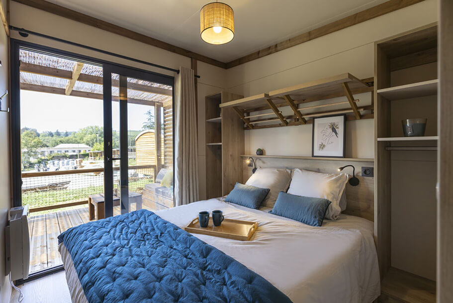 Zimmer mit 2-Personen-Bett des Bermuda-Chalets zur Miete auf dem Campingplatz Pors Perón, Campingplatz in der Bretagne, zur Miete