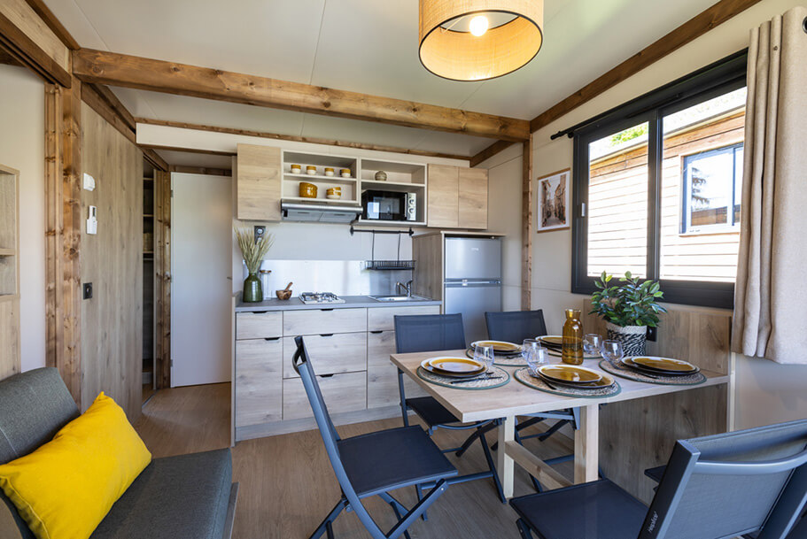 Küche des Matrosenchalets zu mieten auf dem Campingplatz Pors Perón, Campingplatz in der Bretagne