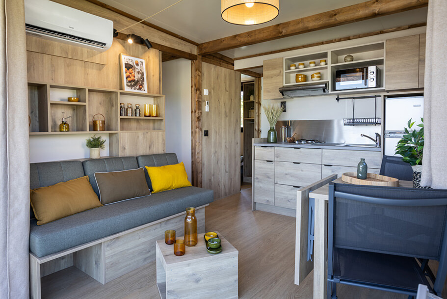 Küche und Aufenthaltsbereich des Chalets du Moussaillon zu mieten auf dem Campingplatz Pors Perón, Campingplatz im südlichen Finistère