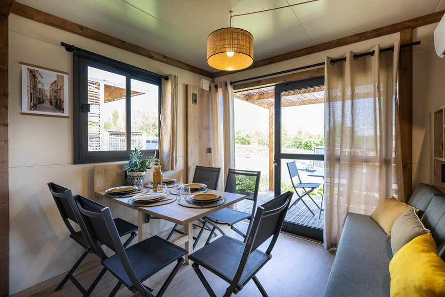 Speisesaal des Chalets du Moussaillon zu mieten auf dem Campingplatz Pors Perón, Campingplatz in der Bretagne