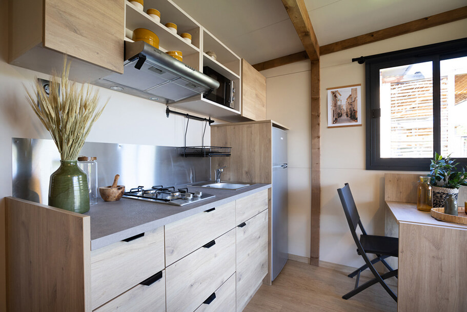 Küche des Matrosenchalets zu mieten auf dem Campingplatz Pors Perón, Campingplatz im südlichen Finistère