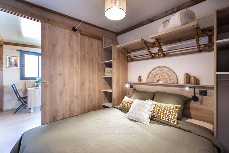 Zimmer mit Doppelbett des Chalets du Moussaillon zur Miete auf dem Campingplatz Pors Perón, Campingplatz im Süden Finistères