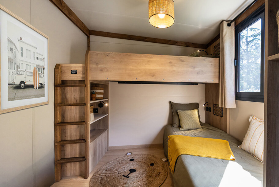 Zimmer mit Ausziehbett vom Chalet du Moussaillon zur Miete auf dem Pors Perón-Campingplatz, Campingplatz in der Bretagne