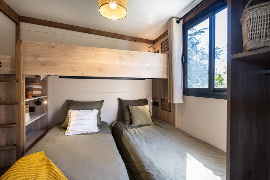 Zimmer mit Doppelbett des Chalets du Moussaillon zur Miete auf dem Campingplatz Pors Perón, Campingplatz im Süden Finistères