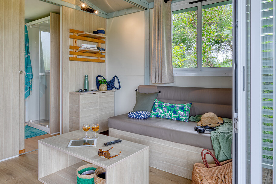 Loungebereich des Chalet du Pêcheur Unterkunft für Wanderer in der Bretagne auf dem Campingplatz Pors Perón, Campingplatz im südlichen Finistère