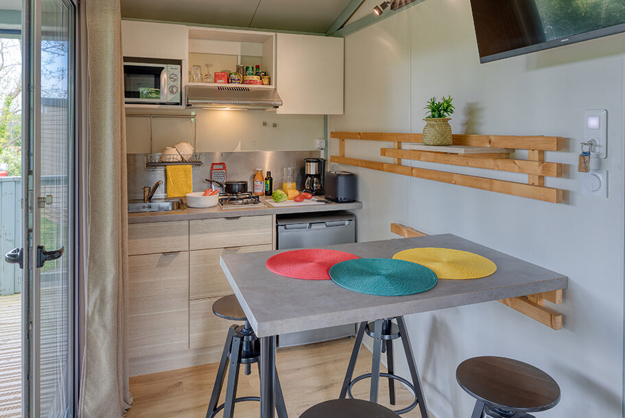 Küche des Chalets du Pêcheur Unterkunft für Wanderer in der Bretagne auf dem Campingplatz Pors Perón, Campingplatz in der Bretagne