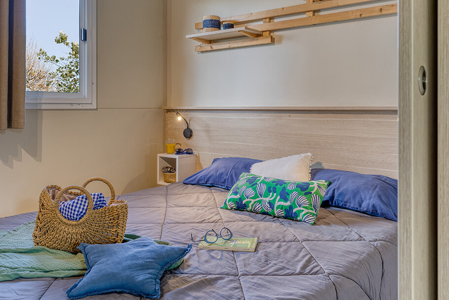 Zimmer mit Doppelbett im Chalet du Pêcheur, Unterkunft für Wanderer in der Bretagne auf dem Campingplatz Pors Perón, Campingplatz im südlichen Finistère