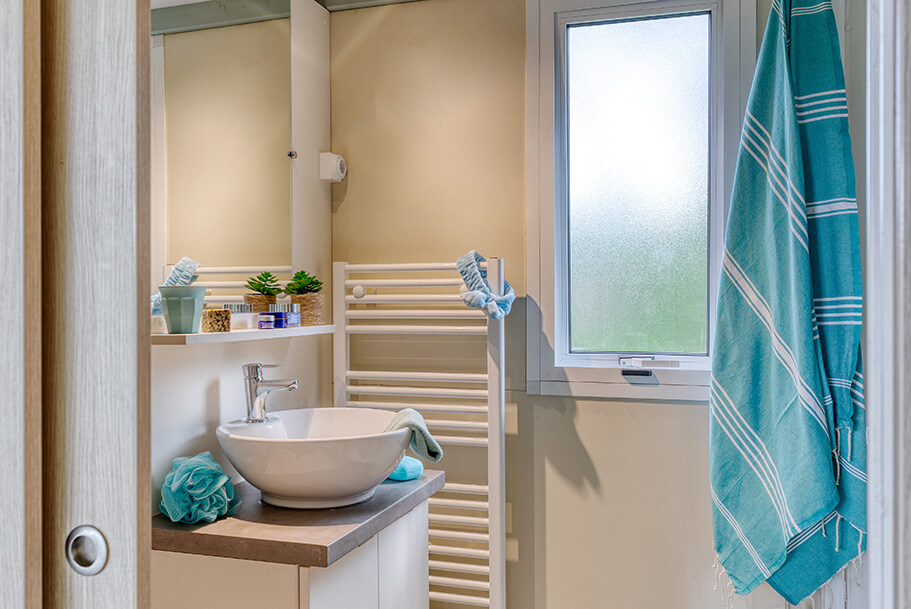 Badezimmer des Chalet du Pêcheur Unterkunft für Wanderer in der Bretagne auf dem Campingplatz Pors Perón, Campingplatz in der Bretagne