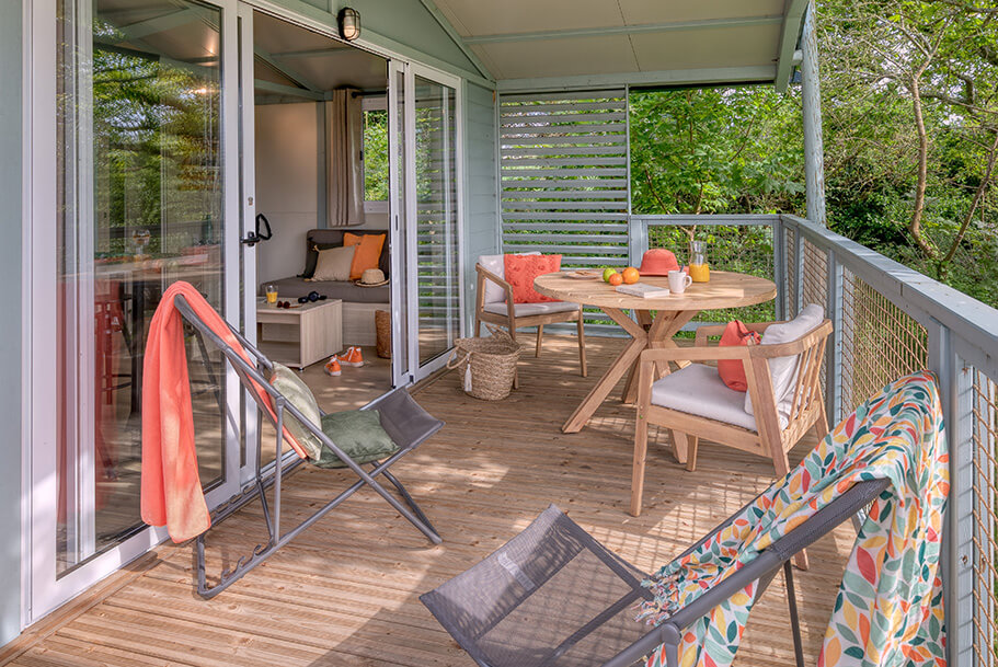 Überdachte Terrasse des Fischerchalets, Unterkunft für Wanderer in der Bretagne auf dem Pors Perón-Campingplatz, Campingplatz in der Bretagne