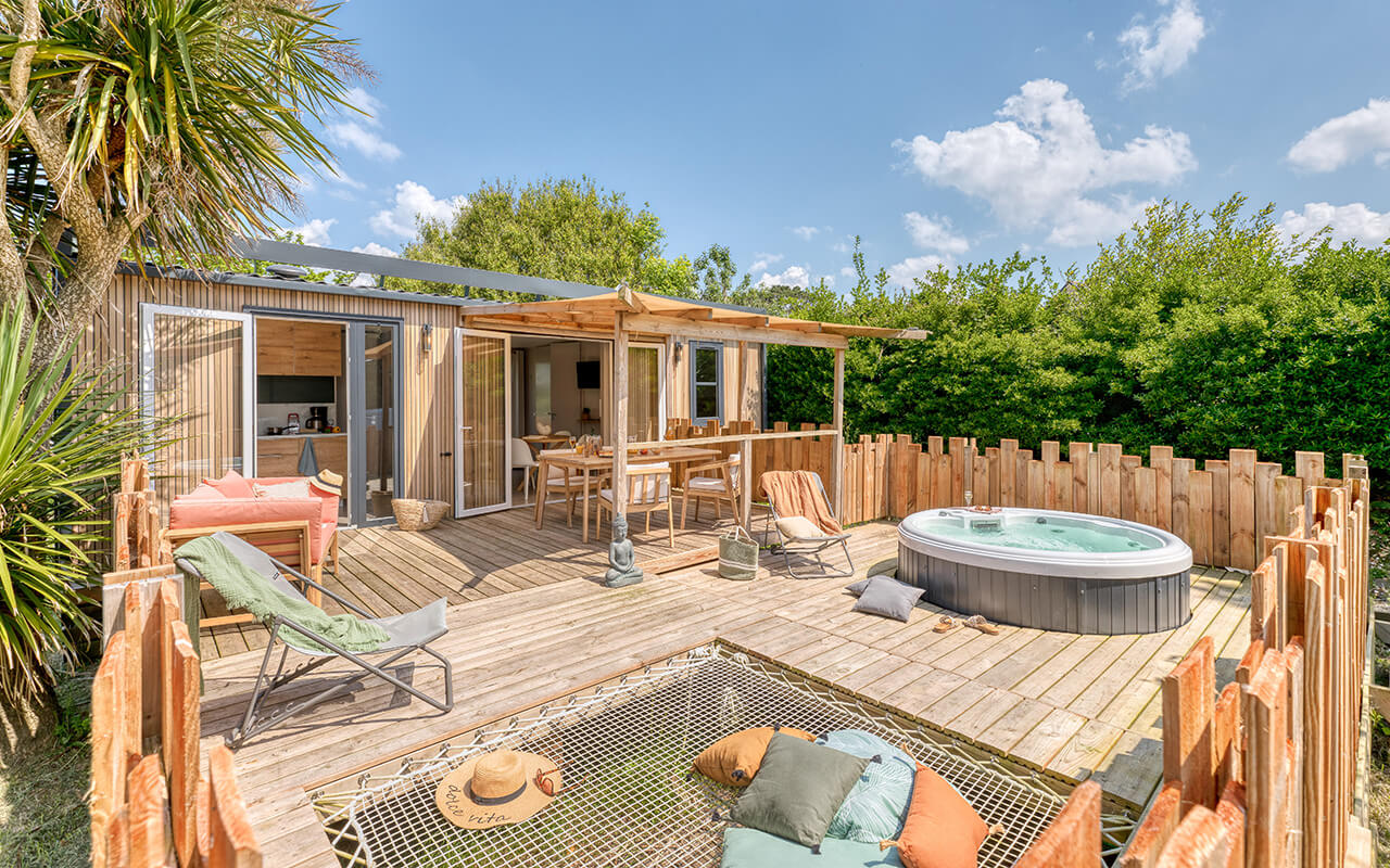 Mobil-home Eden avec terrasse et jacuzzi en location au camping 3 étoiles Pors Peron en Bretagne à Beuzec-Cap-Sizun