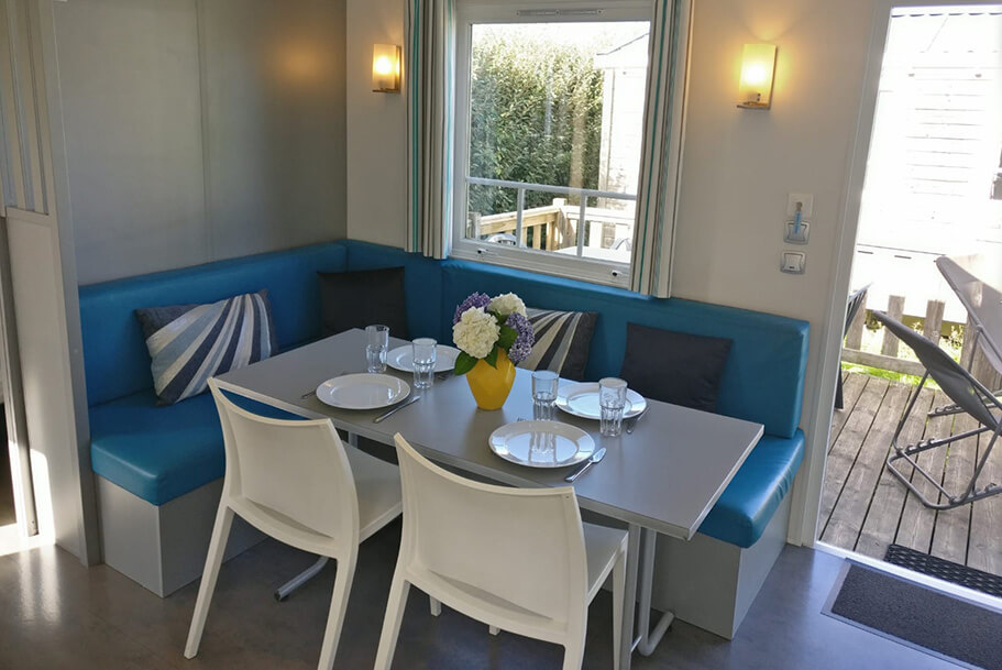 Eetgedeelte van de Azur mobiele woning te huur op de camping Pors Perón, camping in het zuiden van Finistère