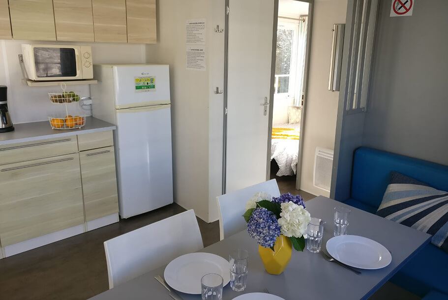 Eetzaal en keuken van de Azur mobiele woning te huur op de Pors Perón-camping, camping in Bretagne