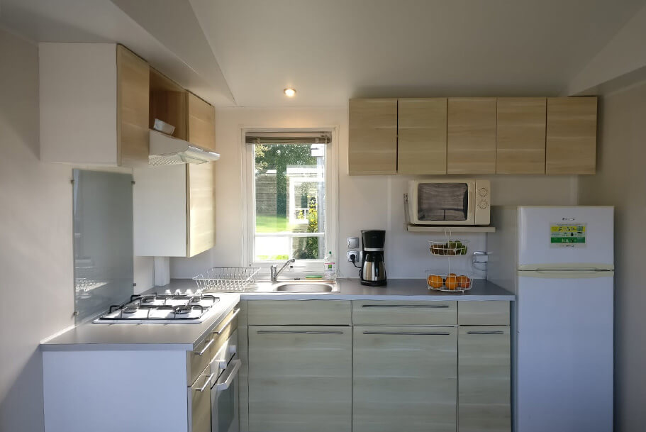 Keuken van de Azur stacaravan te huur op de camping Pors Perón, camping in het zuiden van Finistère