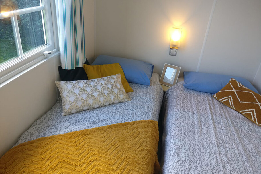 Kamer met 2 eenpersoonsbedden in de Azur stacaravan te huur op de camping Pors Perón, camping in Bretagne