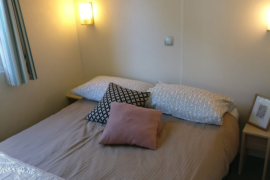 Kamer met 1 tweepersoonsbed van de Azur mobiele woning te huur op de camping Pors Perón, camping in het zuiden van Finistère